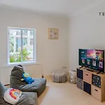Cosy Family Home Near Thorpe Park & Legoland