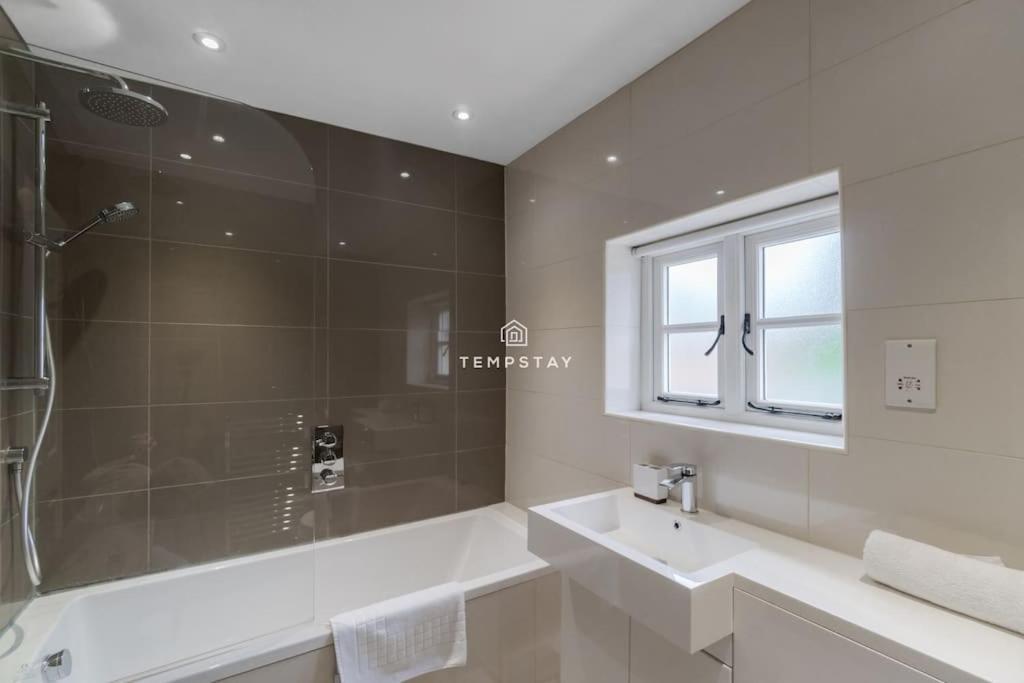 Cosy Family Near Thorpe Park & Legoland *
