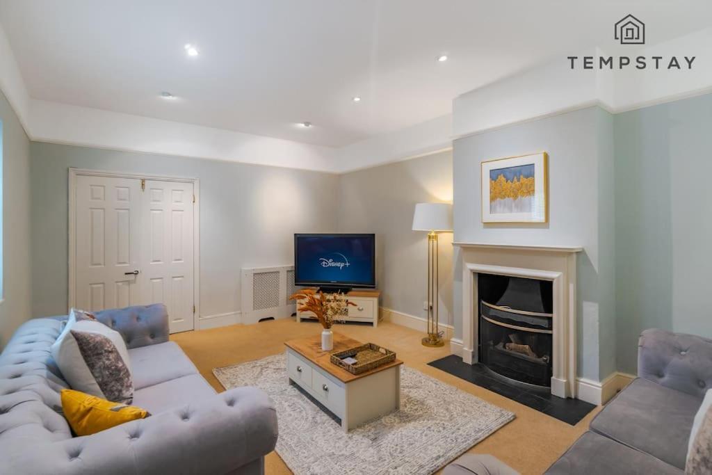 Cosy Family Near Thorpe Park & Legoland *