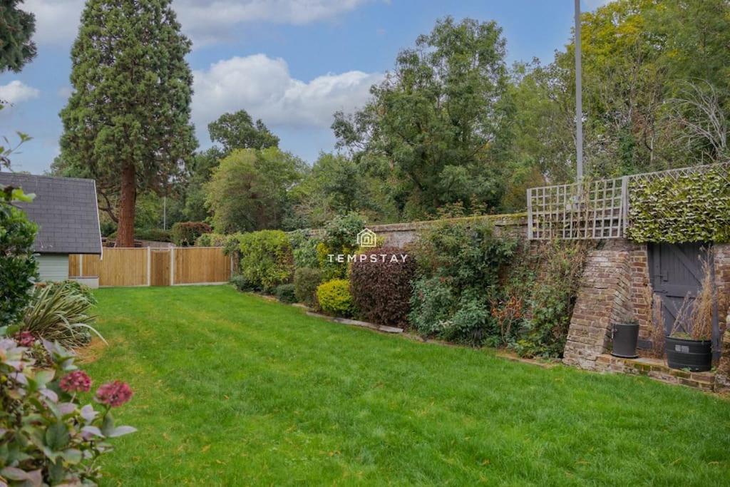 Holiday home Cosy Family Near Thorpe Park & Legoland Old Windsor