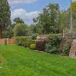 Cosy Family Home Near Thorpe Park & Legoland